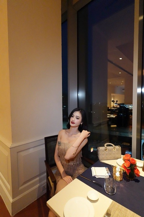 Huỳnh Trần Ý Nhi thường xuyên kết hợp túi xách trăm triệu với trang phục thanh lịch. Ảnh: FB Ý Nhi.