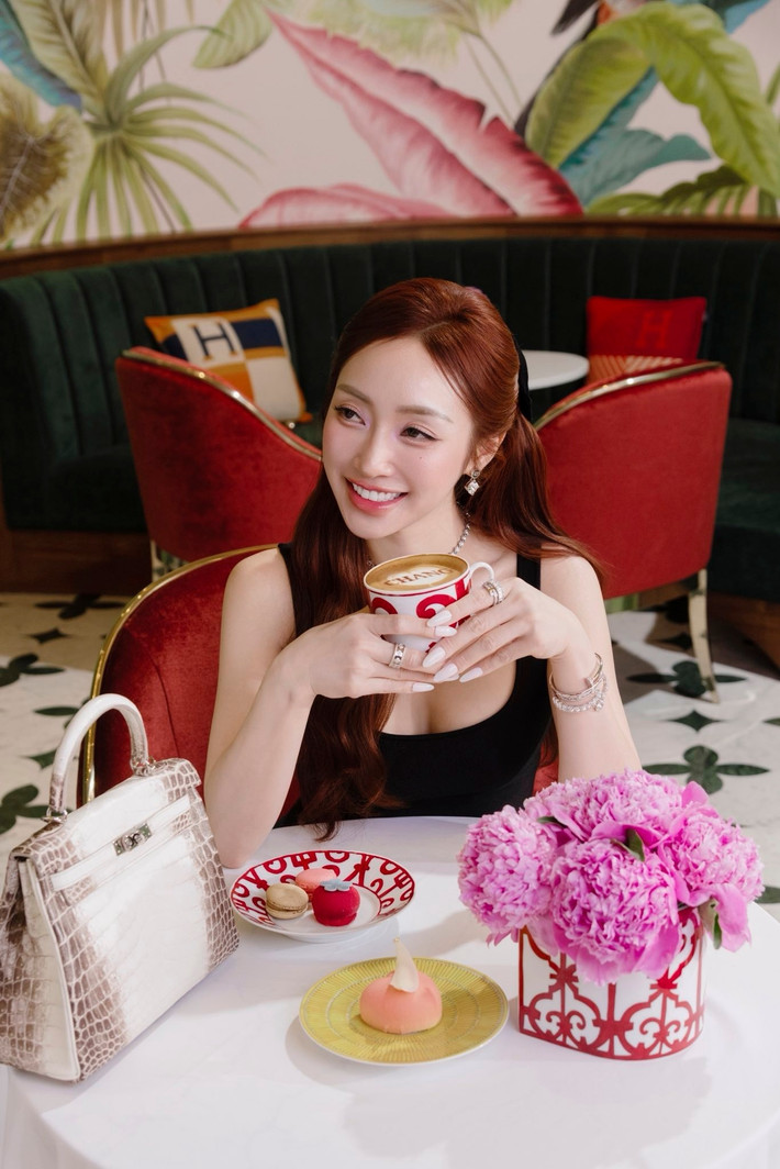 Vợ Chi Bảo sử dụng nhiều đồ hiệu, ở biệt thự sang trọng, đi xe hơi tiền tỷ. Ảnh: FB Lý Thùy Chang.