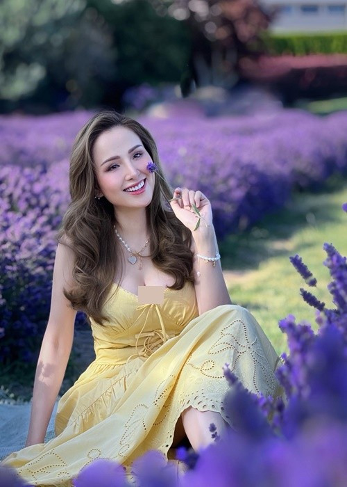 Chia sẻ hình ảnh Diễm Hương, Thanh Duy khéo nịnh vợ. "Hôm nay dẫn vợ đi vườn hoa, vô tình thấy bạn này xinh xinh . Mong tìm thông tin, chỉ muốn gửi tặng bạn bức hình làm quen...biết đâu sau này bạn có nhu cầu mua xe nhỉ", chồng Diễm Hương viết trên trang cá nhân. Ảnh: FB Diễm Hương.