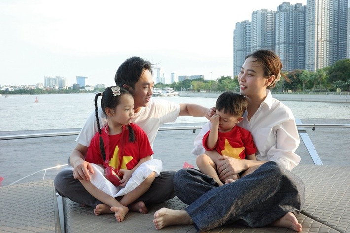 Đàm Thu Trang chia sẻ về việc làm mẹ: "Cuộc sống có con là một cuộc phiêu lưu không ngừng nghỉ … nơi mà mọi thứ trở nên thật sự thú vị và cực kì hài hước". Ảnh: FB Đàm Thu Trang.