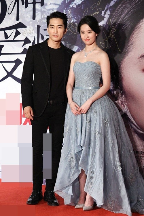 Song Seung Hun và Lưu Diệc Phi nảy sinh tình cảm trên phim trường bộ phim Tình yêu thứ ba lên sóng năm 2015. Sau khi bị bắt gặp tình cảm bên nhau, cặp đôi thừa nhận hẹn hò. Ảnh: Vietnamnet.