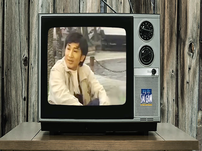Kim Tử Long mê cải lương từ nhỏ. Năm 14 tuổi, anh được ba đồng ý cho theo đuổi nghệ thuật. Kim Tử Long học tại trường Đào tạo diễn viên Nhà hát Trần Hữu Trang, khóa 2, cùng với Thoại Mỹ, Ngọc Huyền, Quang Châu, Tô Châu…Ảnh: HTV.