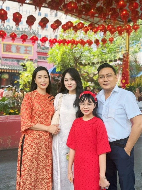 Vợ chồng Trịnh Kim Chi có hai cô con gái: Khánh Ngân (sinh năm 2002) và Khánh Vy (sinh năm 2015). Ảnh: FB Trịnh Kim Chi.