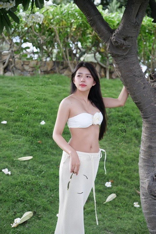 Khánh Vy khoe dáng nuột nà khiến người đối diện khó rời mắt. Ảnh: FB Huỳnh Khánh Vy.