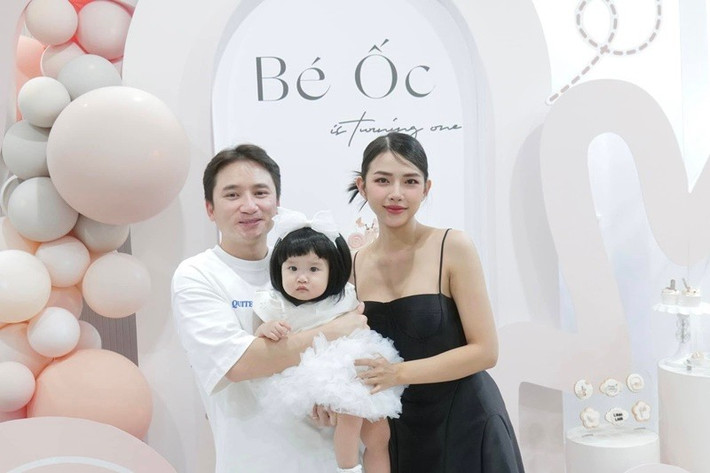 Mới đây, trên trang cá nhân, Huỳnh Khánh Vy tiết lộ, thời mới yêu nhau, Phan Mạnh Quỳnh không giàu có dù có bài hit. "Đôi khi anh thiếu cũng vay em. Ngay cả người trong nhà vẫn nghĩ anh có tiền (cái này mẹ anh nói luôn) lúc đó chỉ những người trong cuộc mới biết, nên mình cũng có tiếng mà không có miếng", Khánh Vy nói. Ảnh: FB Huỳnh Khánh Vy.