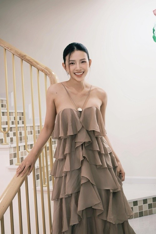 "Rồi 3-4 năm sau anh có chút tiền. Lúc đó cãi nhau nhiều, em chia tay, 3-4 năm thì có làm sao đâu coi như "đầu tư" thất bại. Chia tay cỡ 1 tháng thì anh lại cầu hôn. Rồi từ lúc cầu hôn là anh đưa em giữ tiền, từ cột mốc đó ( khi em giữ tiền) thì trộm vía vẫn cãi nhau nhưng không chia tay nữa. Nên đừng ai đồn em đến vì tiền nha, em đến vì tài năng, ở lại mới vì tiền. Đồn phải đồn rõ ràng", Khánh Vy bày tỏ. Ảnh: FB Huỳnh Khánh Vy.