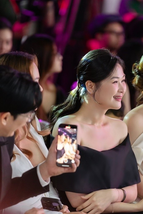 Huy Khánh chủ động ghi lại hình ảnh Mạc Anh Thư ở show diễn. Ảnh: FB Mạc Anh Thư.