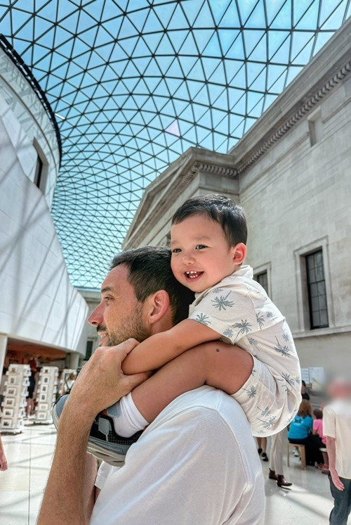 Con trai của Hà Anh lần đầu về London. Ảnh: FB Hà Anh.