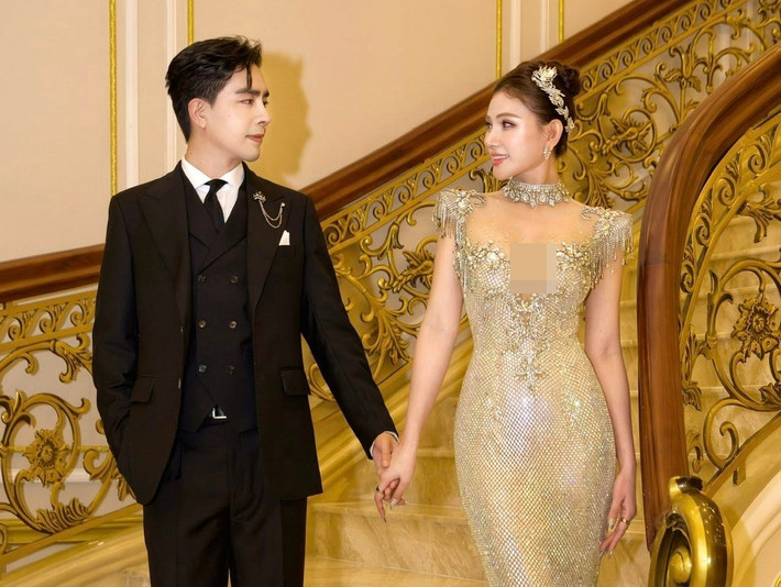 Xuất hiện tại sự kiện, ca sĩ Thu Thủy nắm tay không rời Kin Nguyễn. Ảnh: FB Thu Thủy.