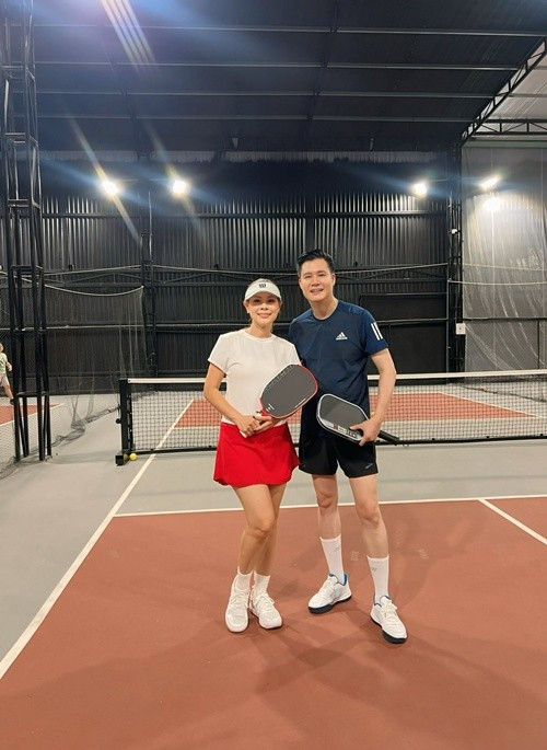 Thanh Thảo được Quang Dũng rủ chơi pickleball khi ở Việt Nam. Từ đó, nữ ca sĩ mê môn thể thao này. Ảnh: FB Thanh Thảo.