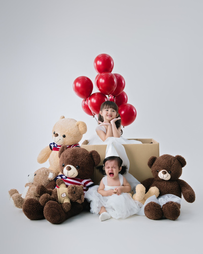 Nhân dịp sinh nhật, bé Hannie chụp ảnh nghệ thuật cùng chị gái Winnie. Ảnh: FB Winnie Hannie.