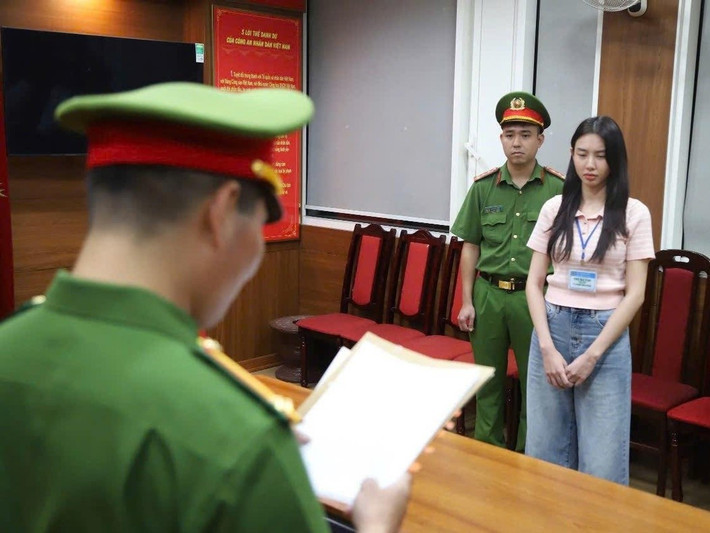 Ngày 19/5, Nguyễn Thúc Thùy Tiên bị khởi tố, bắt tạm giam về tội Lừa dối khách hàng. Đây là diễn biến quá trình mở rộng điều tra vụ án, sản xuất hàng giả là thực phẩm và lừa dối người tiêu dùng liên quan đến Công ty Cổ phần Asia Life và Công ty Cổ phần Chị Em Rọt. Cùng với Hoa hậu Thùy Tiên, có 4 người khác cũng bị khởi tố trong giai đoạn này. Ảnh: VTV.