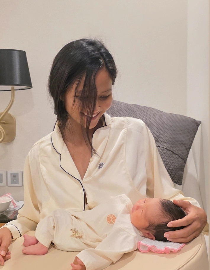 H'hen Niê viết: "Con thì ti mẹ, mẹ thì vừa kể chuyện, vừa vuốt người con, bàn tay nhỏ xíu của con lúc thì nắm, lúc thì đặt trên người mẹ, lúc thì tự đặt lên má mình. Cảm giác hạnh phúc, ôi không ngờ mình lại có ngày này. Thật biết ơn". Ảnh: FB H'hen Niê.