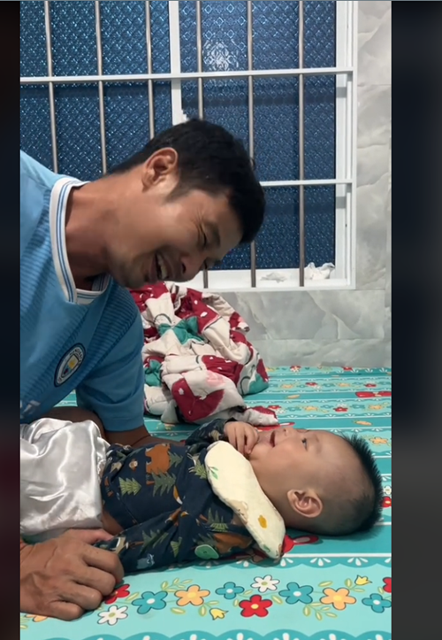 Tiết Cương cùng vợ con đang sống ở Tây Ninh. Ảnh: TikTok Ngọc Thưởng.