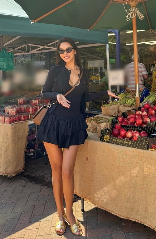 "Mùa hè ở Anh (hay châu Âu) mình thích nhất là được thưởng thức những món hoa quả chín mọng mùa này như đào, dâu tây, cherry, việt quất. Những loại quả này có thể mua ở khắp nơi từ siêu thị đến chợ quê và thích nhất là đi hái ở vườn. Những loại quả mua "mùa nào thức nấy" vừa ngọt lịm, chín tới lại vừa rẻ, không như khi phải "nhập ngoại" như ở nhà", Hà Anh cho biết. Ảnh: FB Hà Anh.