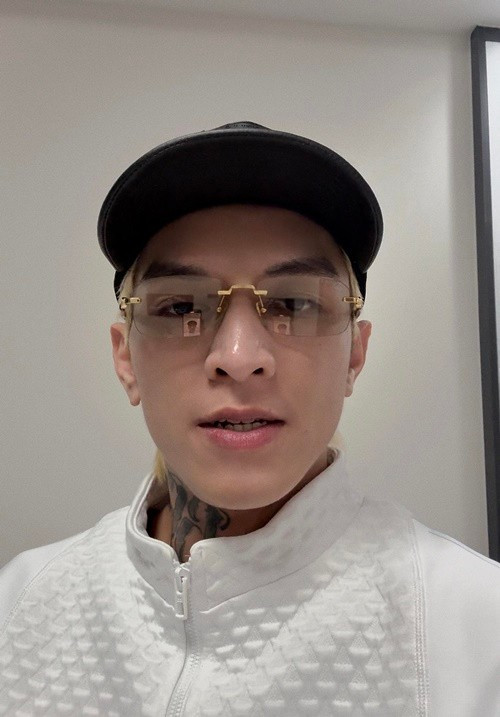 Vào 18h ngày 23/7, rapper Bình Gold điều khiển ô tô, chạy xe lạng lách, chèn ép các xe khác đi cùng chiều, có dấu hiệu gây rối trật tự công cộng trên tuyến cao tốc Nội Bài - Lào Cai. Ảnh: FB Bình Gold.