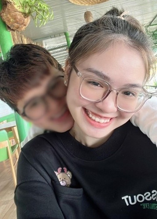 Hiện tại, nữ ca sĩ vẫn hẹn hò người yêu đồng giới hơn cô 15 tuổi. Ảnh: Instagram Thiện Nhân.