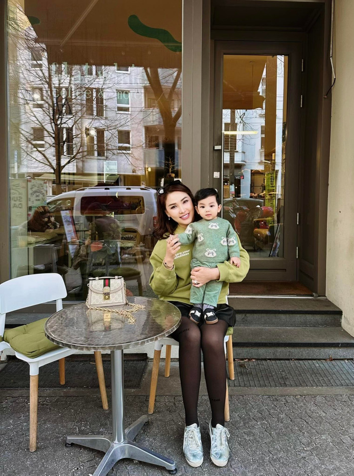 "Chăm con đối với tôi chưa bao giờ là vất vả, khó khăn…Phải nói trộm vía tỷ lần! Đến giờ đói là ăn, ăn no xong tự lăn ra ngủ, ngủ dậy chơi cả ngày chỉ nghe tiếng cười, hiếm lắm mới thấy ngày con quấy. Ôi làm sao diễn tả hết tình yêu của mẹ dành cho con", Quỳnh Thư trải lòng. Ảnh: FB Quỳnh Thư.