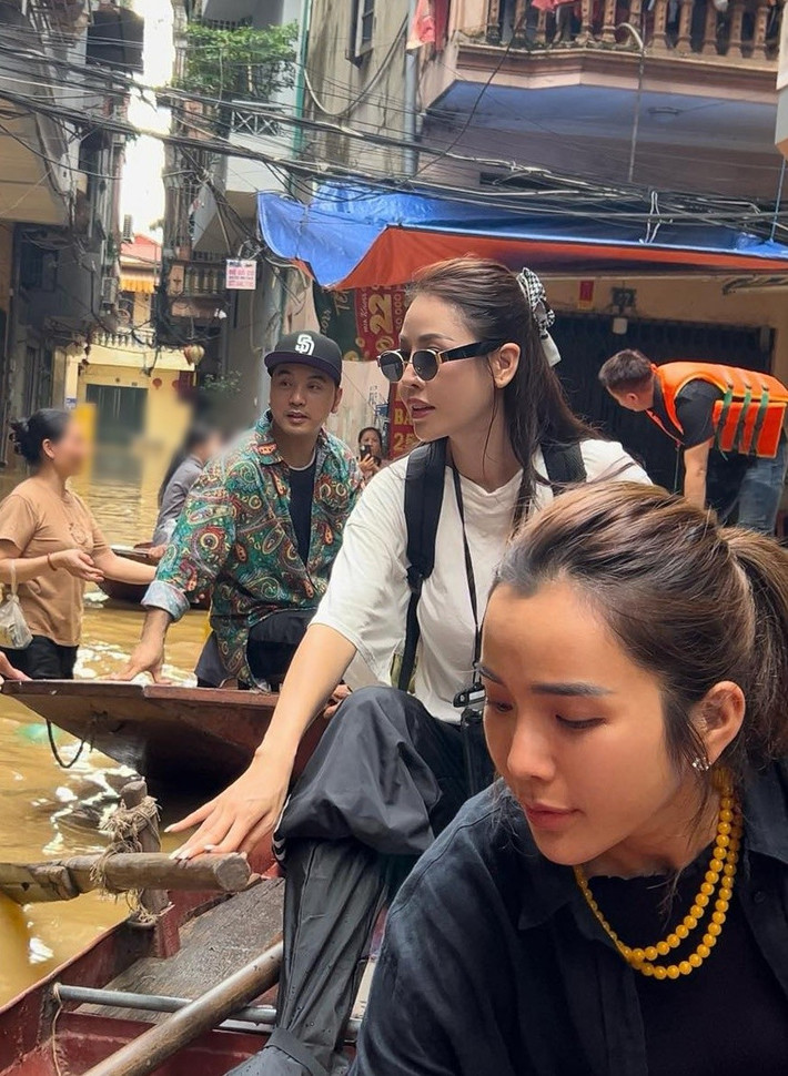 Ưng Hoàng Phúc vướng không ít lùm xùm. Tháng 4/2024, Ưng Hoàng Phúc cùng Kim Cương, Quế Vân đi trao quà cho bà con ở Hà Nội. Nhiều người tranh cãi việc bộ ba ngồi thuyền hỗ trợ dù mức nước mới chỉ đến đầu gối. Ảnh: Vietnamnet.