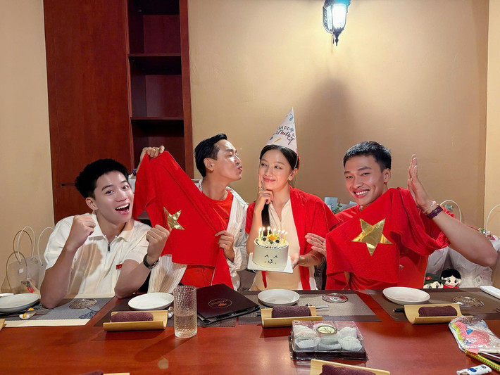 Cô lái đò của Mưa đỏ còn gửi lời cảm ơn đến gia đình và những người luôn đồng hành, ủng hộ và tiếp thêm động lực cho cô trên từng chặng đường.