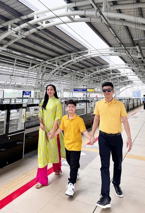 Bella Mai yêu thương bé Bửu Long. Không ít lần, nữ diễn viên cùng doanh nhân Bửu Lộc đưa bé Bửu Long đi ăn uống, du lịch. Ảnh: FB Bella Mai.