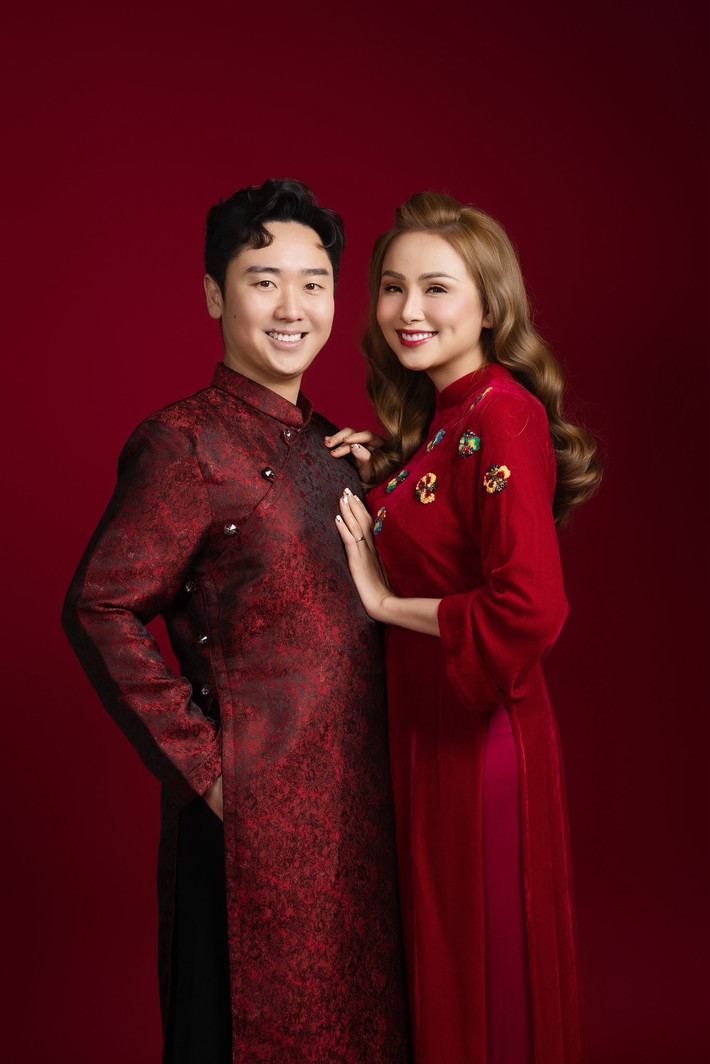 "Đã có lúc vợ chồng Hương đứng ôm nhau khóc trước phòng khám giữa đêm mưa lạnh. Buồn, lo lắng và tự trách bản thân rất nhiều", cô nói. Ảnh: FB Diễm Hương.
