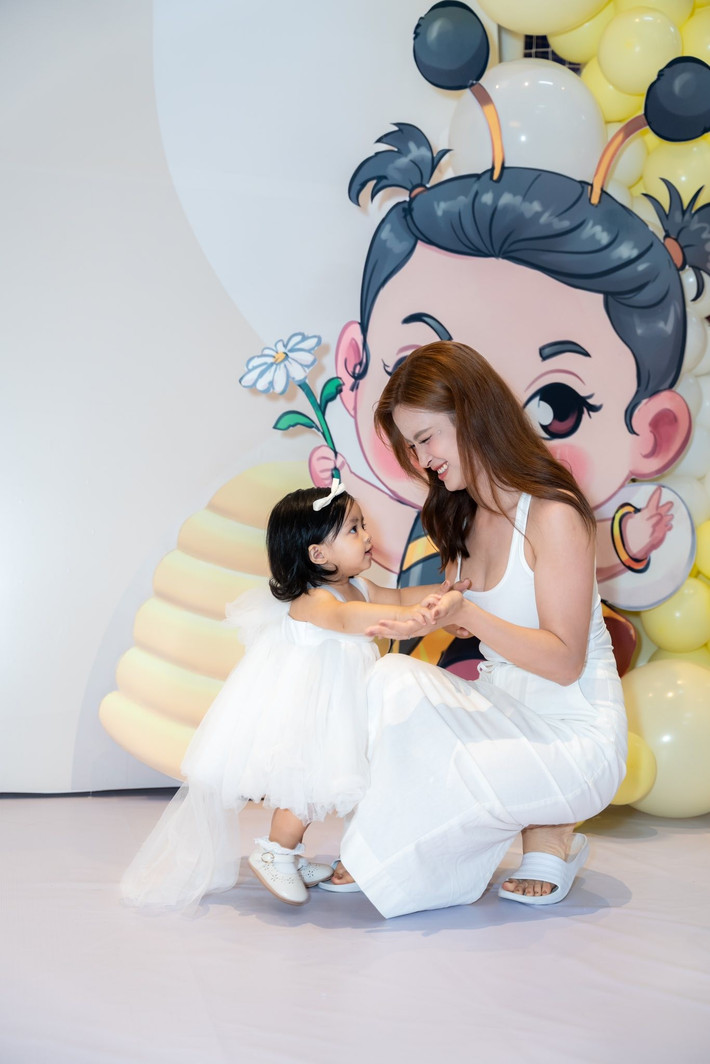 Bé Hannie diện trang phục cùng màu với bố mẹ và chị gái Winnie. Ảnh: FB Đông Nhi.