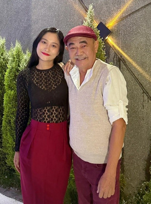 Khi tham gia sự kiện, đi quay phim, nam nghệ sĩ thường xuyên có bạn gái đồng hành. Ảnh: FB NSND Việt Anh.