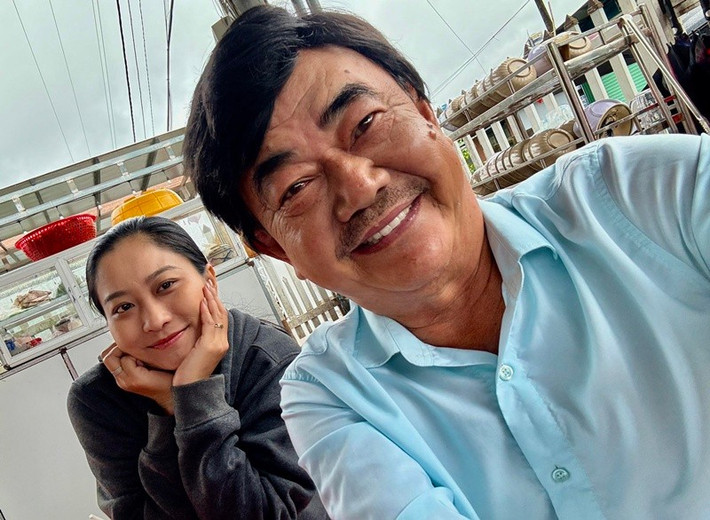 NSND Việt Anh vừa được Chân Chân tặng nhẫn cầu hôn. Trên truyền thông, nam nghệ sĩ từng chia sẻ, ông cảm thấy như được sống lại thời thanh xuân từ khi hẹn hò bạn gái 9x. Ảnh: FB NSND Việt Anh.