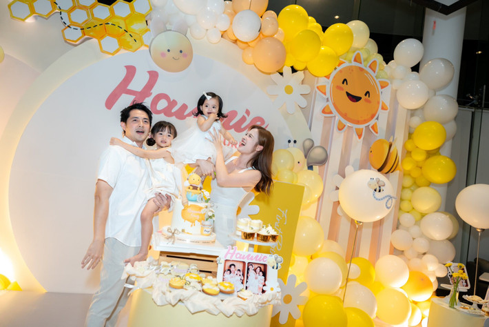 Nữ ca sĩ hạnh phúc vì bé Hannie đáng yêu, hay cười, luôn mang niềm vui cho mọi người xung quanh. Ảnh: FB Đông Nhi.