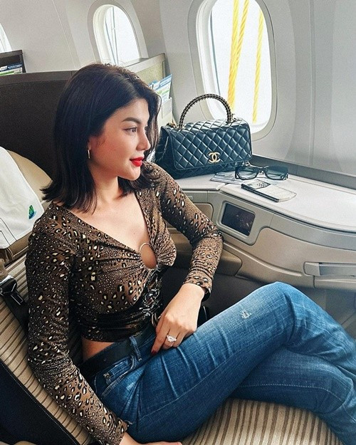 Nữ ca sĩ sinh năm 1995 thường xuyên đi du lịch sang chảnh. Ảnh: FB Lily Chen.