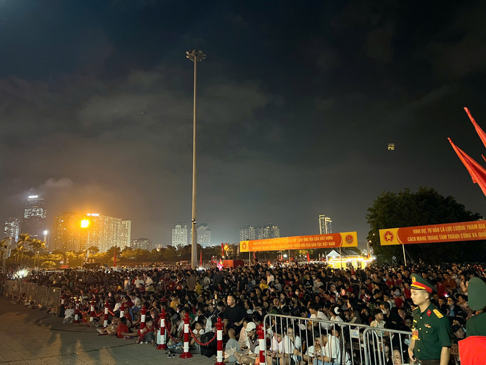 Tiết trời dễ chịu càng khiến người dân đổ về ngày một đông, không gian thêm náo nhiệt, rộn ràng.