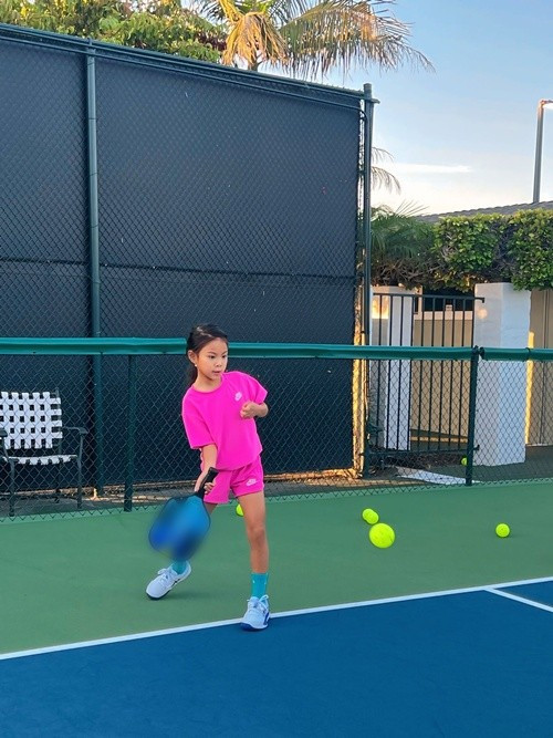 Nữ ca sĩ khoe con gái Talia lần đầu đánh pickleball. Ảnh: FB Thanh Thảo.