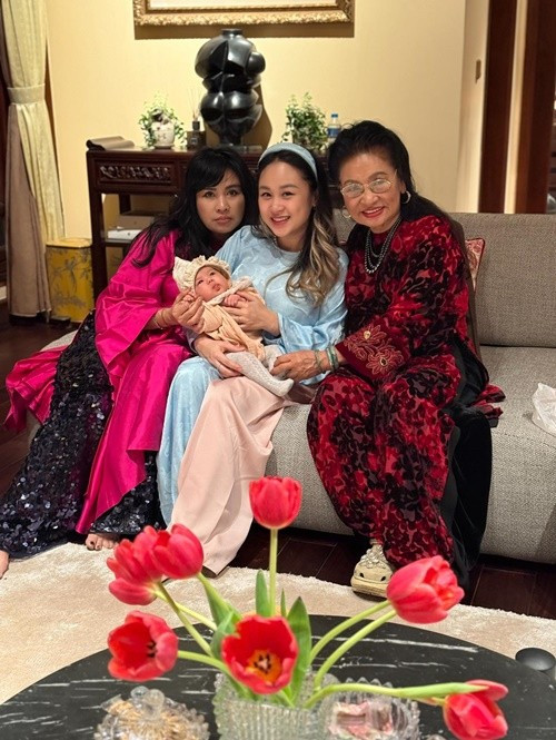Thanh Lam chia sẻ trên Sức Khỏe Đời Sống về việc có thêm cháu ngoại: "Thời hiện đại nên việc chăm con không vất vả như xưa. Hơn nữa các bạn trẻ bây giờ rất giỏi, không cần có kinh nghiệm mà đọc học qua internet nên bà không phải lo gì cả, chỉ có làm cảnh thôi, là bà ngoại cảnh". Ảnh: Sức Khỏe Đời Sống.