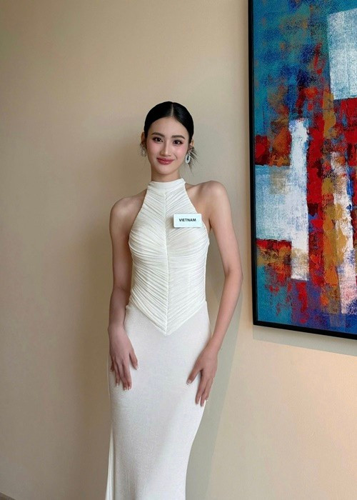 Huỳnh Trần Ý Nhi thường xuyên búi tóc cao, tự trang điểm trong các hoạt động.