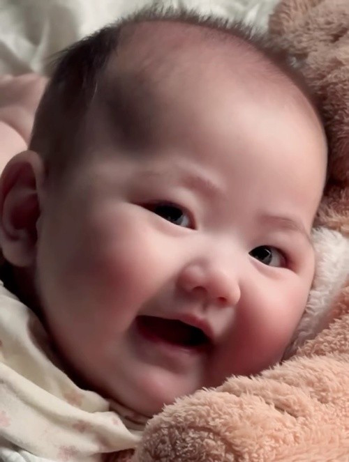 Ái nữ nhà Tú Anh rất hay cười. Ảnh: FB Tú Anh.