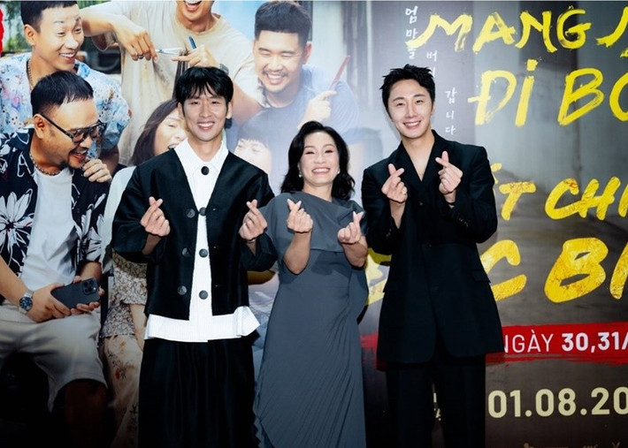 Jung Il Woo tươi rói trong buổi ra mắt phim Mang mẹ đi bỏ tại TP HCM. Ảnh: Instagram Jung Il Woo.