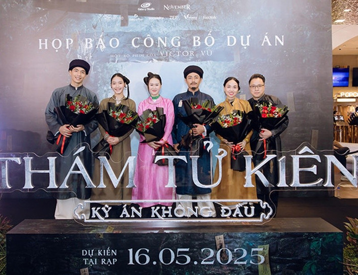 Victor Vũ (ngoài cùng bên phải) làm đạo diễn các bộ phim trăm tỷ như Thám tử Kiên: Kỳ án không đầu (249 tỷ), Mắt biếc (165 tỷ). Ảnh: Nhân Dân.