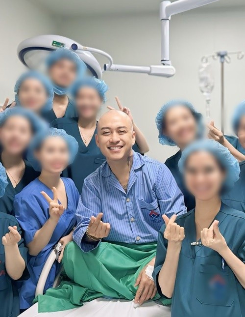 Tuấn Hưng cho biết: "Dây thanh của Hưng có 1 cái polyp nên phải tiểu phẫu. Chiều nay đã xử lý xong và đợi hồi phục". Ảnh: FB Tuấn Hưng.