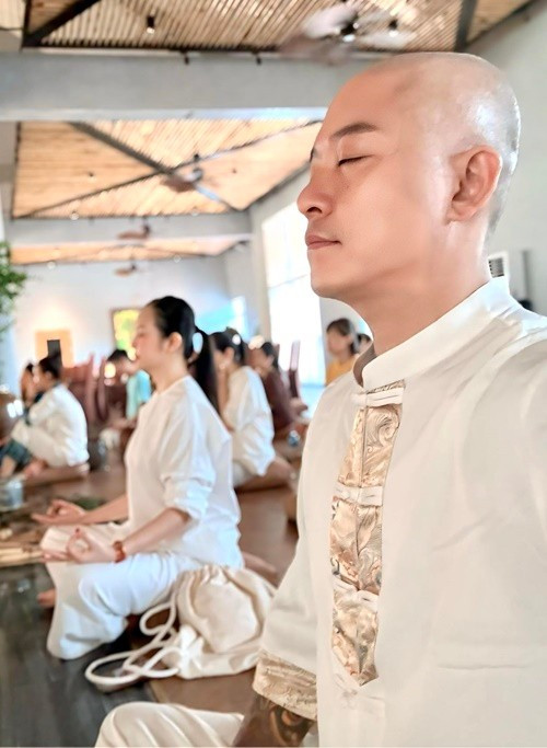 "Ai hiểu thì thương. Ai chưa hiểu tôi cũng thương. Vì họ khác mình nên không có những suy nghĩ giống mình hiện tại. Nên tôi không cần phản bác", anh viết. Ảnh: FB Tuấn Hưng.