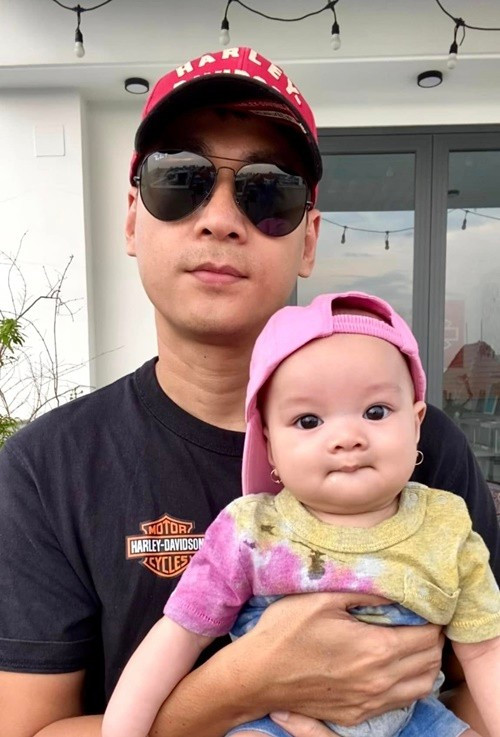 Nam diễn viên phim Gạo nếp gạo tẻ tâm sự: "Sau khi lập gia đình, cuộc sống tôi thoải mái, đúng như những gì mong đợi từ lâu. Tôi và vợ sinh con, cả hai cùng nhau chăm sóc con gái. Chúng tôi vẫn tận hưởng, vun vén hôn nhân mỗi ngày”. Ảnh: FB Ngọc Thuận.
