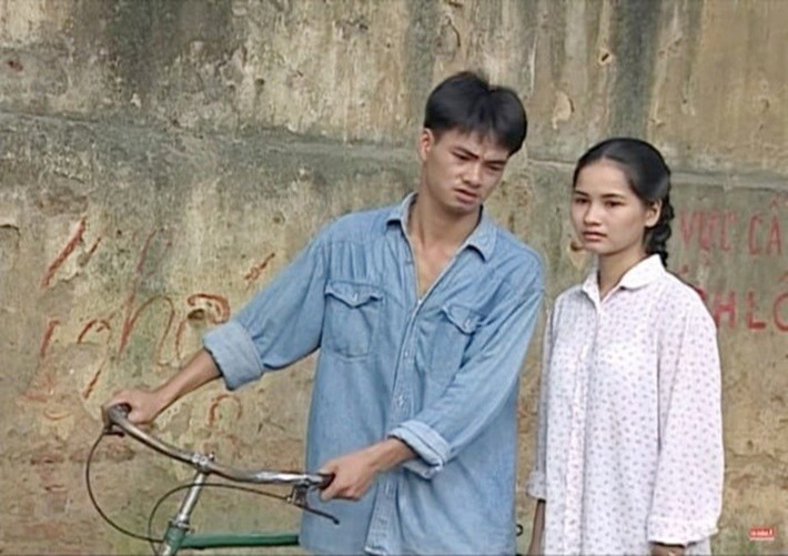Minh Nguyệt đóng vai Biển - cô em gái hiền lành của Núi trong Sóng ở đáy sông. Theo website của Nhà Hát Kịch Hà Nội, nghệ sĩ Minh Nguyệt về công tác tại đây từ năm 2011. Ảnh: Người Đưa Tin.