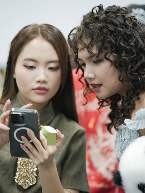 Giọng ca Vũ trụ có anh luôn thân thiện với các thí sinh khác. Ảnh: FB Phương Mỹ Chi.