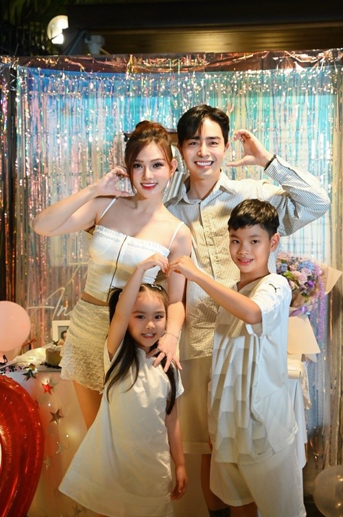 Mới đây, Thu Thủy - Kin Nguyễn tổ chức tiệc kỷ niệm 7 năm về chung một nhà. Cặp đôi mời gia đình Ưng Hoàng Phúc - Kim Cương tham dự bữa tiệc. Ảnh: FB Thu Thủy.