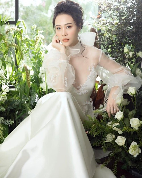 Sinh năm 1989, Đàm Thu Trang tham gia một số cuộc thi người mẫu, nhan sắc trước khi lấy chồng. Cô từng vào top 20 Hoa hậu Việt Nam 2010, top 6 Vietnam's Next Top Model 2010, đoạt danh hiệu Hoa khôi Lạng Sơn 2010. Ảnh: Instagram Đàm Thu Trang.