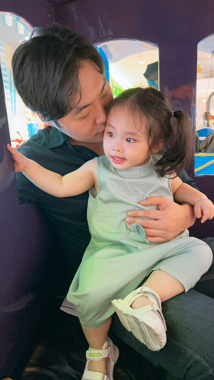 Chồng cũ Pha Lê vẫn thường xuyên thăm nom con gái chung. Ảnh: FB Pha Lê.