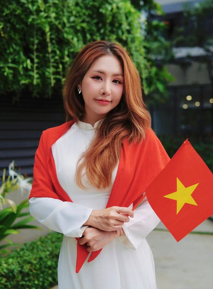 Nữ ca sĩ vừa giới thiệu đến khán giả ca khúc Hoà bình đẹp lắm. Ảnh: FB Du Uyên.