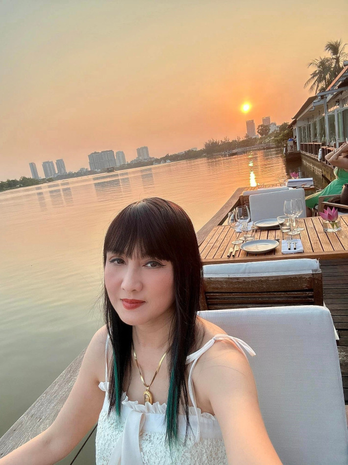Hiền Mai kết hôn với doanh nhân Hoàng Minh. Trong cuộc phỏng vấn với Dân Việt, “nữ hoàng ảnh lịch” một thời cho biết, cuộc sống của cô không có nhiều thứ phải lo lắng, ở cạnh chồng, cô như "em bé". Ảnh: FB Hiền Mai.