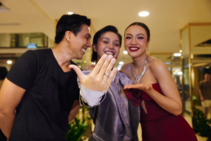 "Mình bên nhau không cần ồn ào, chỉ cần âm mỉ và bền lâu anh nhé", nữ người mẫu nhắn nhủ bạn trai sau khi được cầu hôn. Ảnh: FB Quang Sơn.