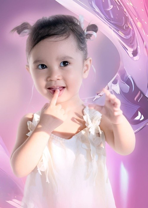 Bảo Anh chia sẻ về việc làm mẹ bỉm sữa 2 năm qua: "Thời gian nhanh quá mới đó mà bây giờ Misumi đã 26 tháng. Trẻ con từ 0 đến 3 tuổi đúng là giai đoạn phát triển nhanh nhất, mình đi từ ngạc nhiên này đến ngạc nhiên khác, mình cũng học cùng em Misumi rất nhiều điều mà bản thân mình cũng bỏ lỡ". Ảnh: FB Bảo Anh.